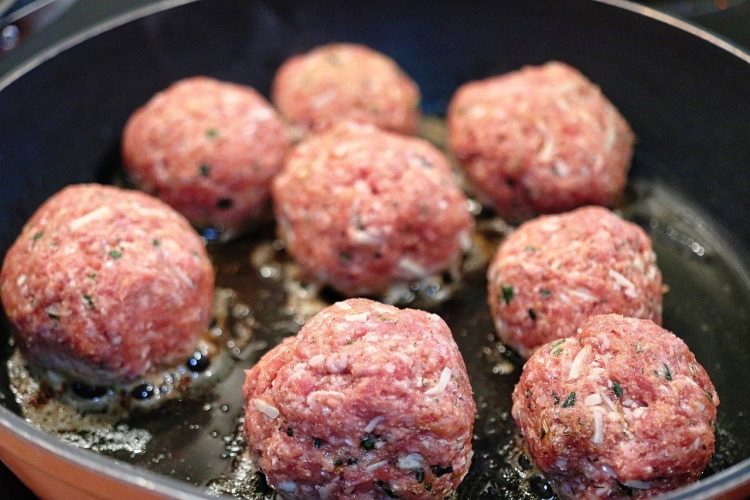 Boulettes de viande saines faites maison avec une sauce aux épinards